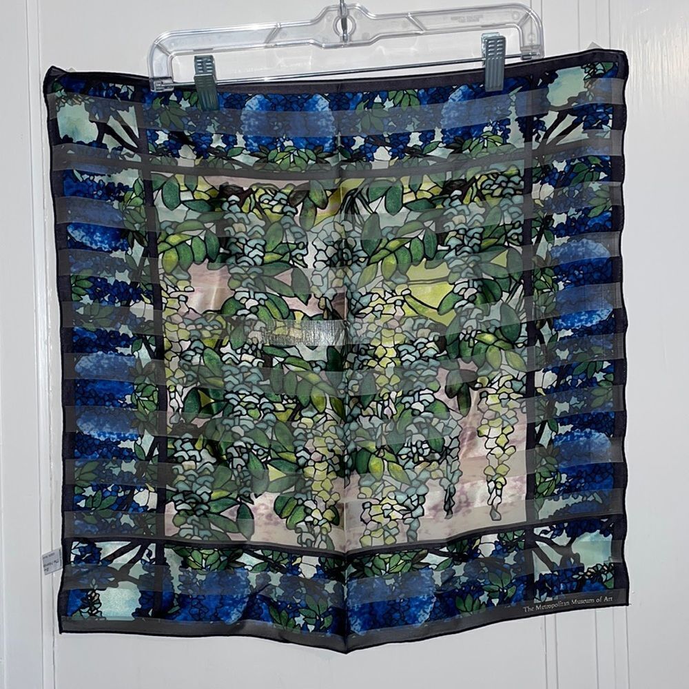 Vtg The Metropolitan Museum of Art blue & green stained glass‎ silk scarf